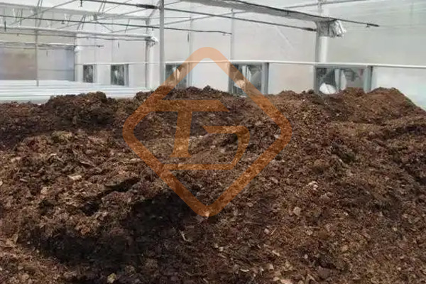 秸稈、牛糞按比例混合發(fā)酵變廢為寶，蚯蚓糞有機肥迎來的市場