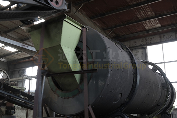 新疆年產(chǎn)十萬噸有機(jī)無機(jī)復(fù)混肥生產(chǎn)線裝車發(fā)貨